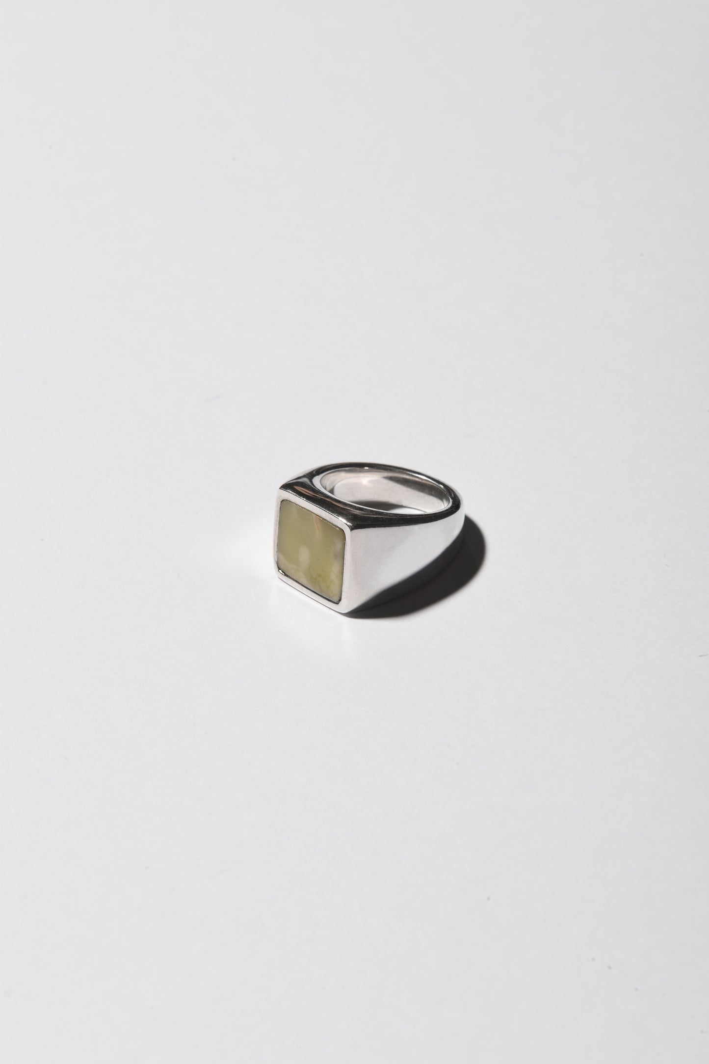 EDGE ring / milky amber