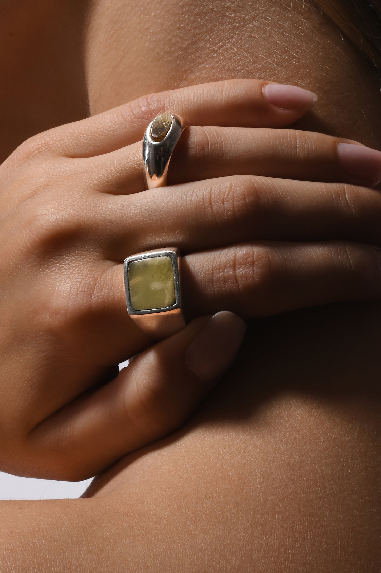 EDGE ring / milky amber