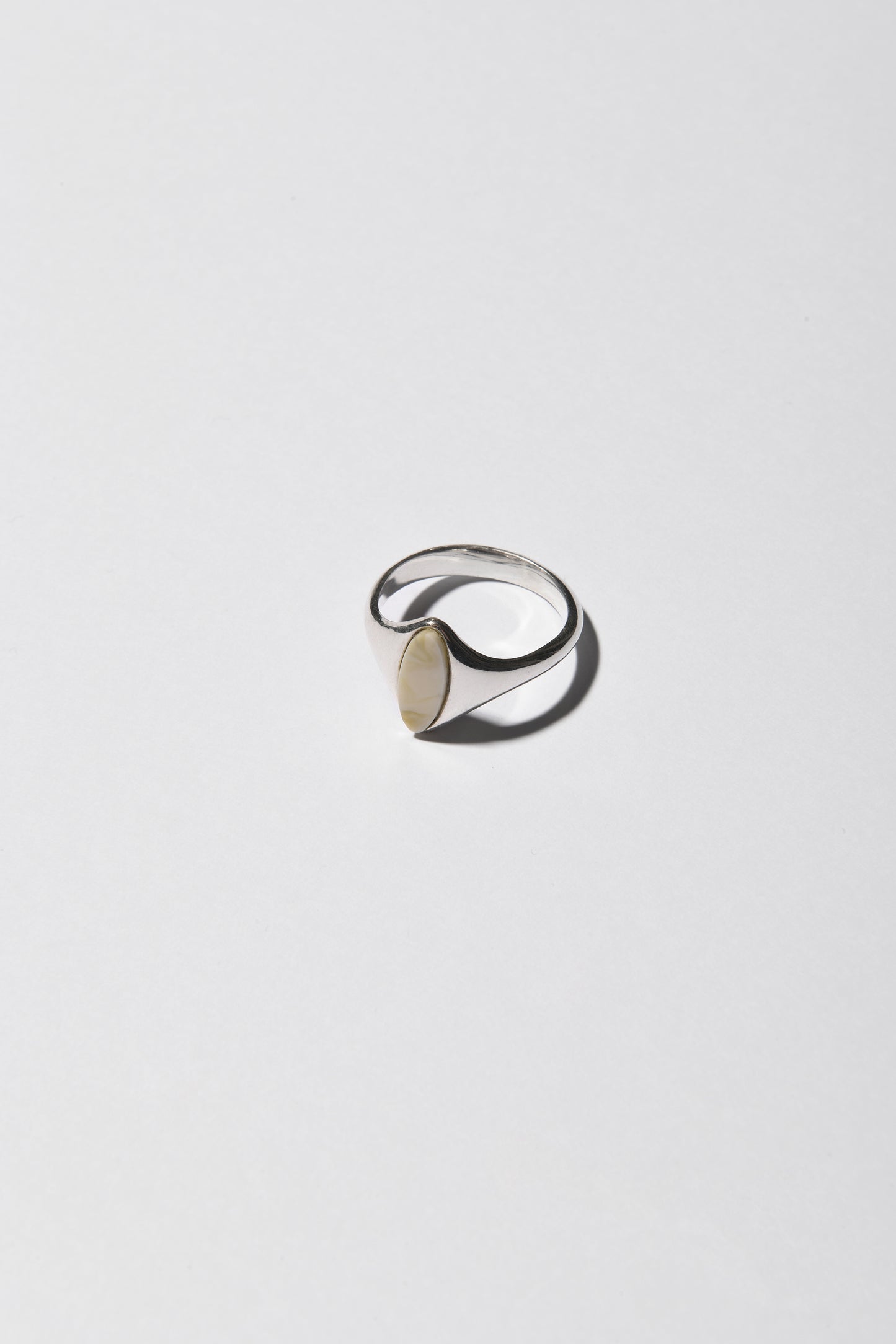 OVAL ring / milky amber