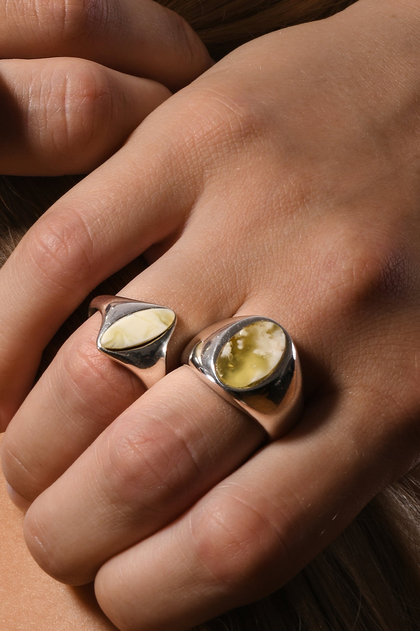 OVAL ring / milky amber